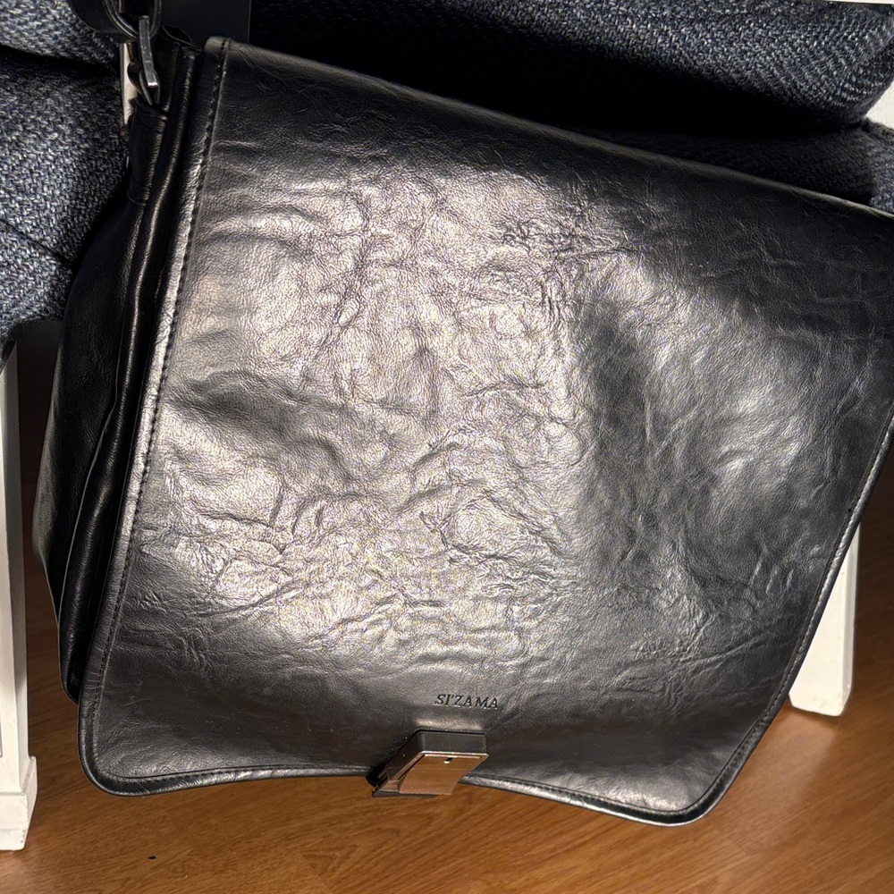 Sleek Black Men’s Leather Messenger Bag
